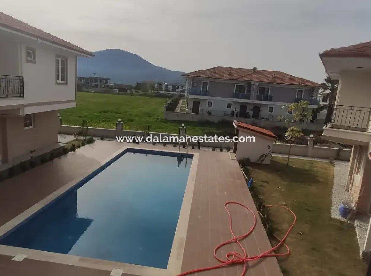 Maisonette-Villa Auf Dem Gelände Mit Pool Zum Verkauf